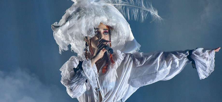 18 Amazing Photos of FKA twigs Live at the Riviera [GALLERY] 1