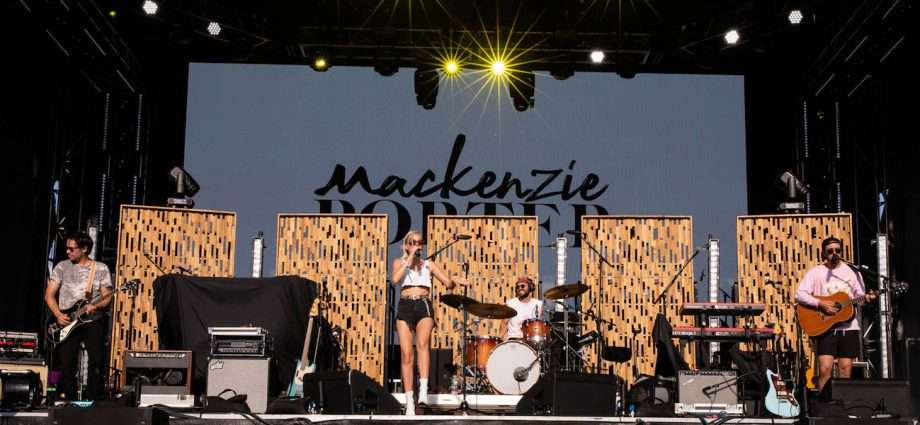 Mackenzie Porter Live at Windy City Smokeout [GALLERY] 1