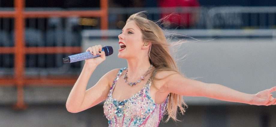 Taylor Swift Live At Soldier Field [GALLERY]