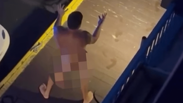Naked Man Causes Chaos on Chicago River, Jumps Between Boats and Into Water