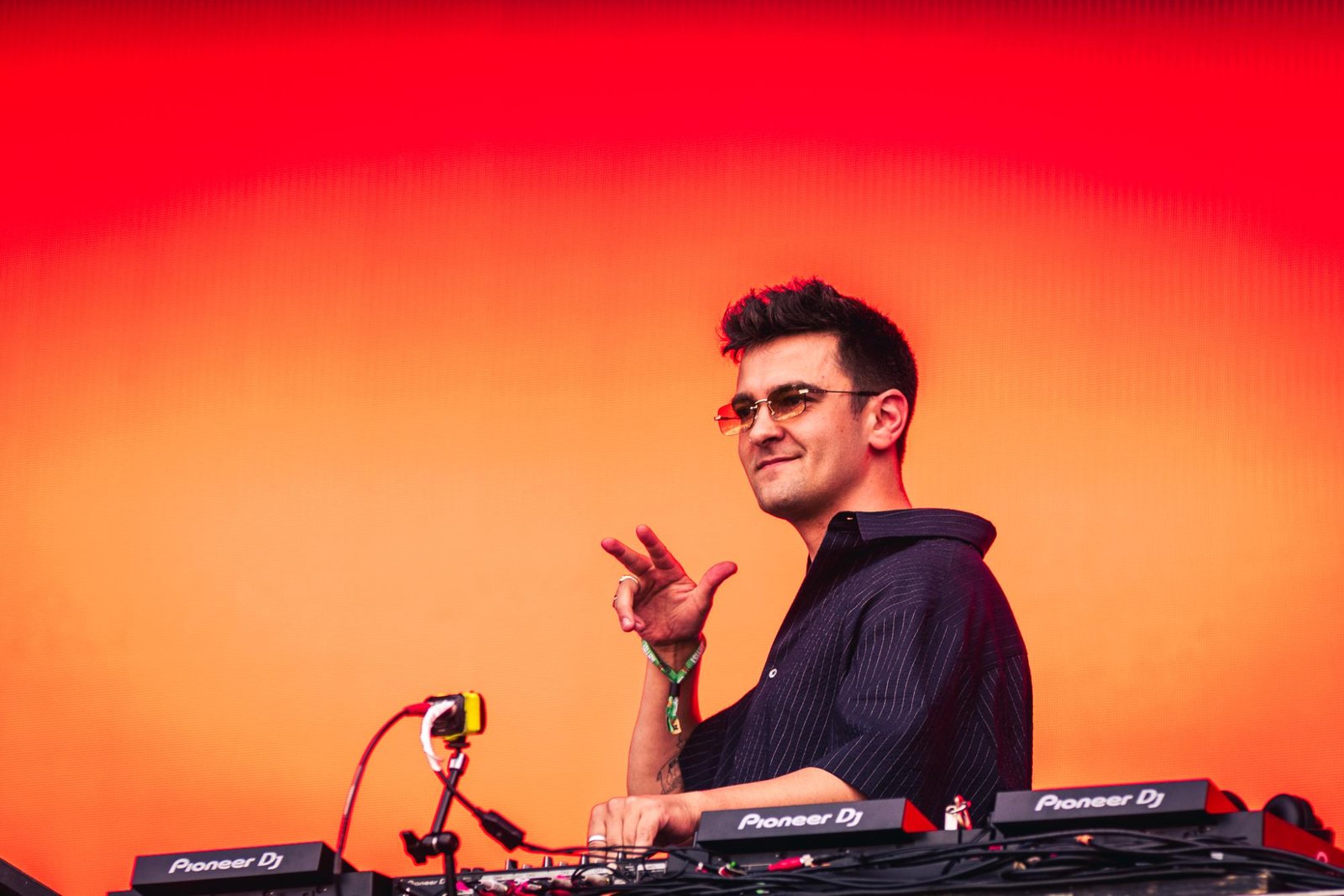 Nimino Blends House and Garage Vibes at Lollapalooza with Mesmerizing Visual Set