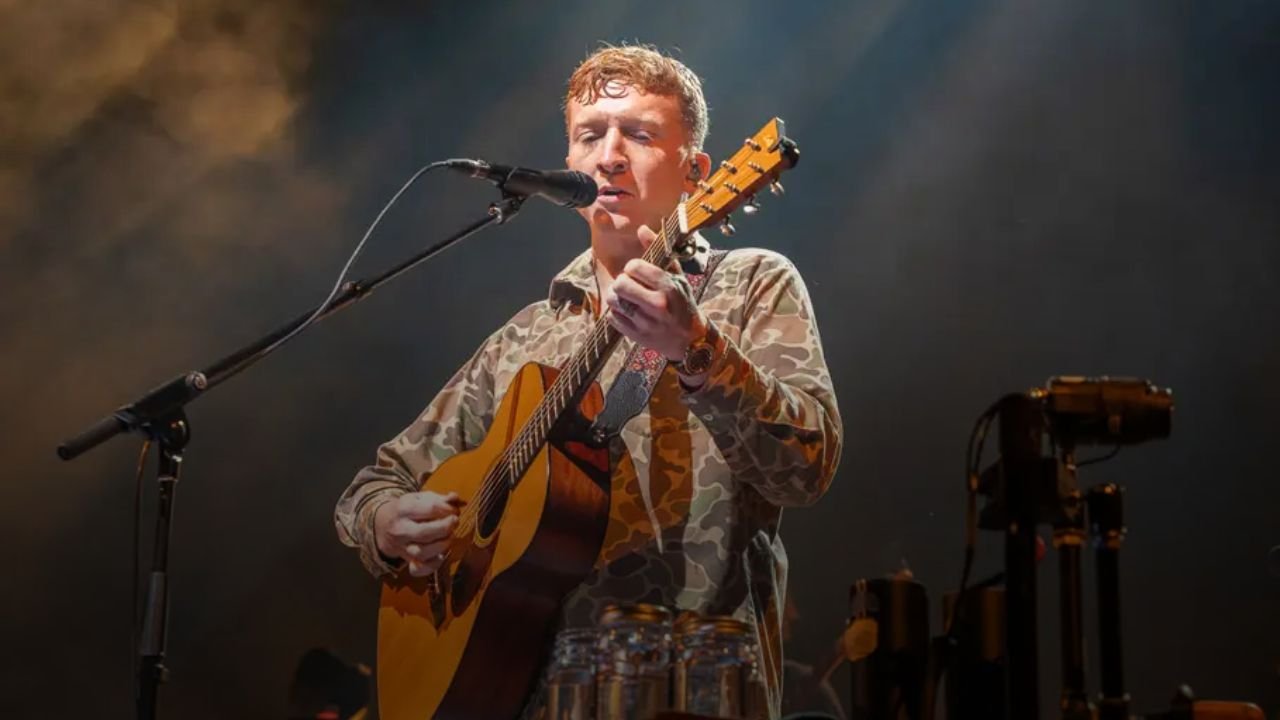 Tyler Childers Surprises Fans with Pop-Up Concert at Dinosaur World in Kentucky