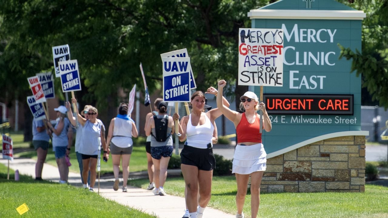 Mercyhealth Workers Remain on Strike After Two Months Without a Contract