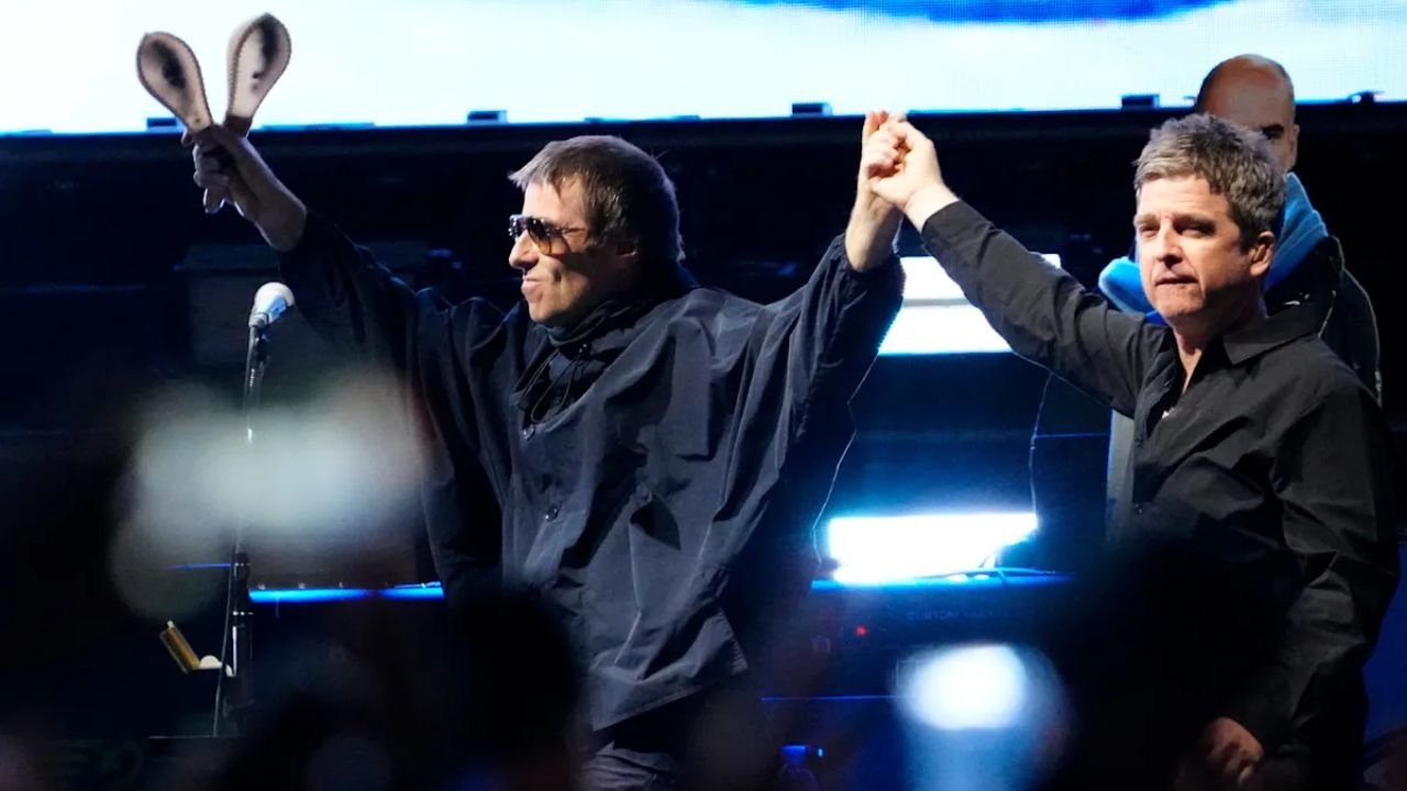 Oasis Dedicate “Live Forever” to Minneapolis Shooting Victims During MetLife Concert