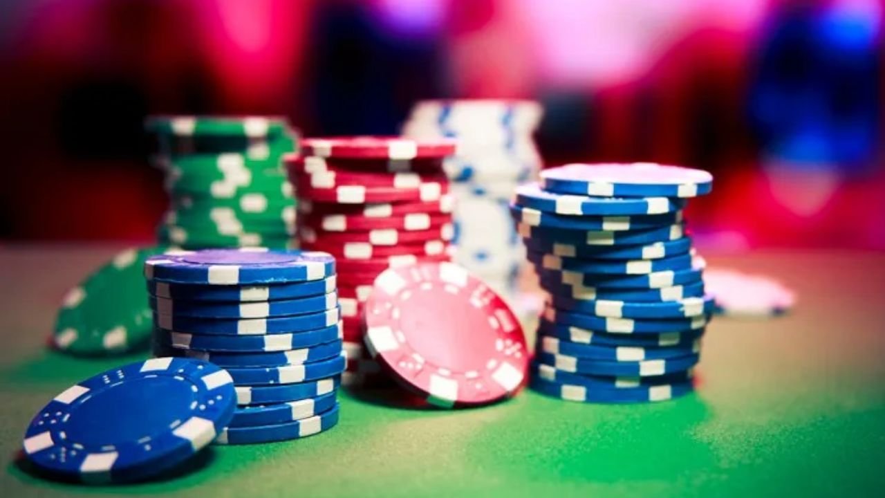 Wisconsin Poker Game Turns Violent as Armed Intruder Opens Fire Inside Apartment Tied to Illegal Gambling, Police Say