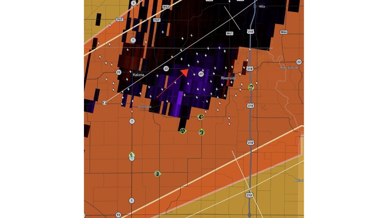 Iowa Storm Chasers Track Intensifying Thunderstorm Near Kalona and Riverside as Lightning and Rotation Signals Increase Across Johnson and Washington Counties