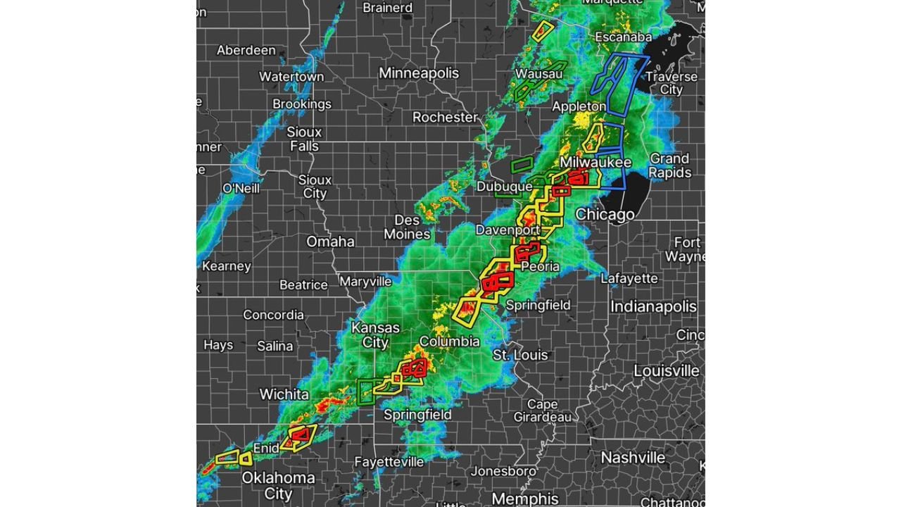 Kansas City St Louis Peoria Chicago And Milwaukee Under Ongoing Tornado Outbreak With 19 Tornado Reports And Nearly 200 Hail Incidents As Severe Storms Continue Friday Night