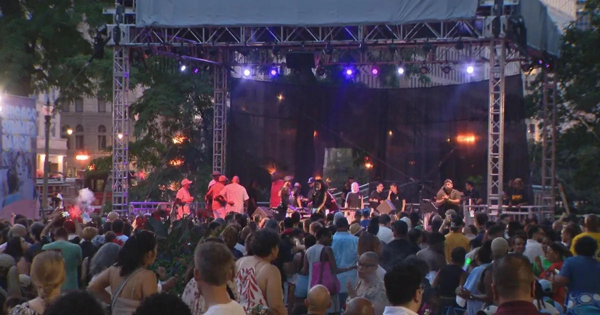 Crowds gather on Broadway in Chicago for the Edgewater Music Festival with vendors and live music stages
