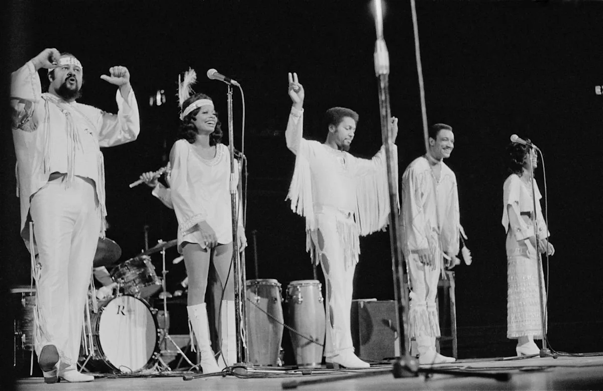 The 5th Dimension on stage with the hit medley Aquarius Let the Sunshine In